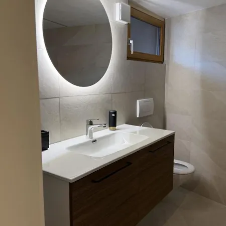 Mier Gfallt's Appartement-fewo- Bad- Wc- 3 Schlafraeume 5-bettwohnung By Interhome *